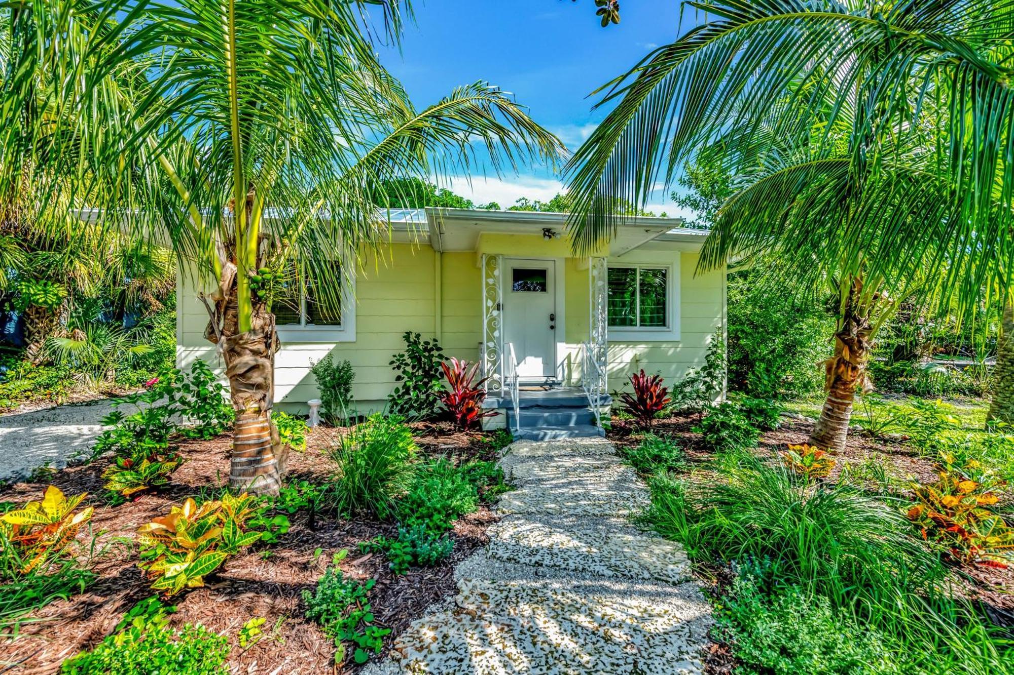 Casa Posada - So Close You Can Hear The Waves Historic Beach Cottage W Beach Gear Anna Maria Exterior foto